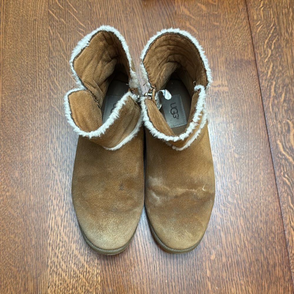 Ugg, kid size: 2